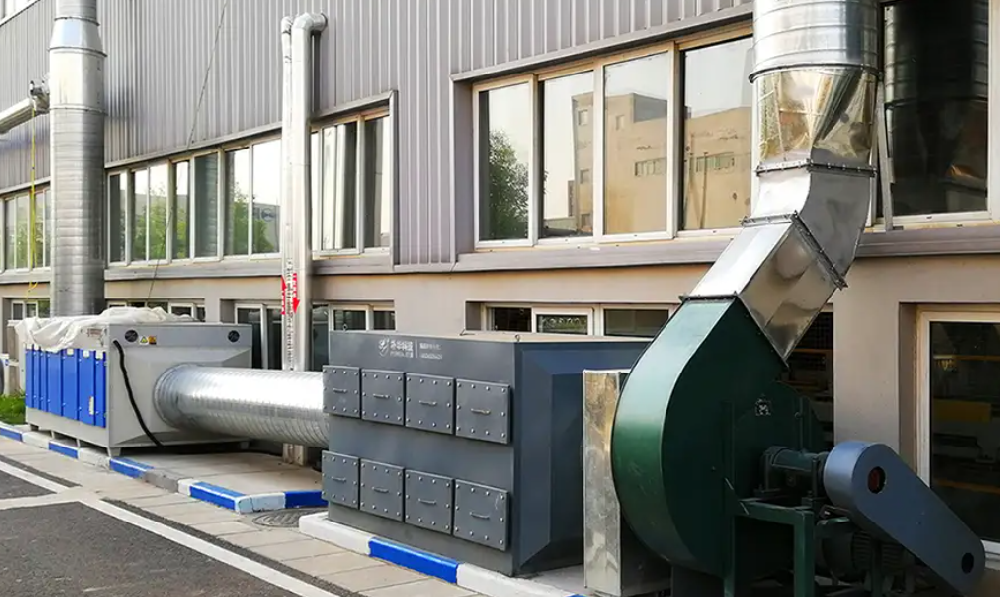 �����߻��豸��VOCs����ϵͳ�е�Эͬ������Ƚ���